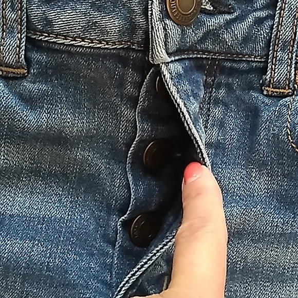 American Eagle Distressed Cropped Stretch Jeans. Size 4 - Picture 5 of 13